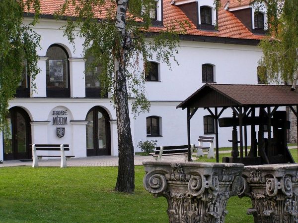 Nitriansky samosprávny kraj vyhlasuje výberové konanie na obsadenie funkcie riaditeľa Tekovského múzea v Leviciach