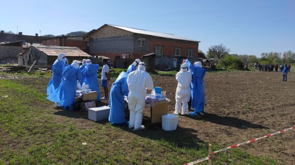 Testovali obyvateľov osady v katastri obce Kozárovce na koronavírus COVID-19