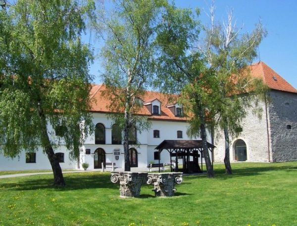 Tekovské múzeum v Leviciach a Skalné obydlia Brhlovce znova otvárajú svoje brány