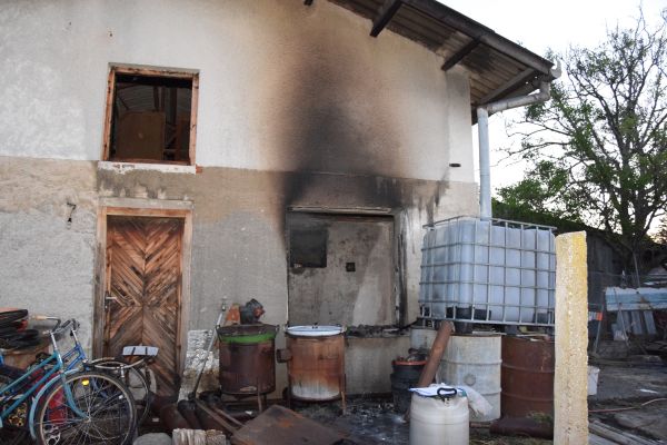 Pri požiari hospodárskej stavby obci Nový Tekov zahynulo 20 kusov hydiny