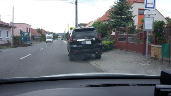 V Kozárovciach policajti kontrolovali parkovanie vozidiel na chodníkoch, občania sa sťažujú (foto)