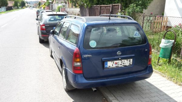 V Kozárovciach policajti kontrolovali parkovanie vozidiel na chodníkoch, občania sa sťažujú (foto)