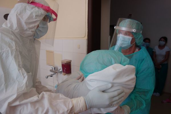 V levickej nemocnici simulovali pôrod pacientky s koronavírusom