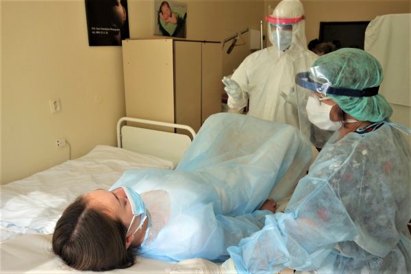 V levickej nemocnici simulovali pôrod pacientky s koronavírusom