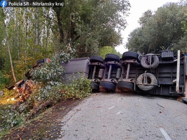 Tragická dopravná nehoda v novozámockom okrese: Kamión sa zrazil s tromi osobnými vozidlami