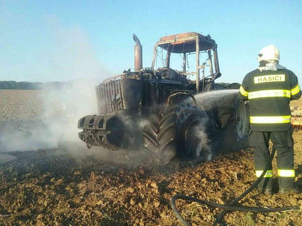 V katastri obce Čifáre zhorel traktor, škoda za 90.000 eur