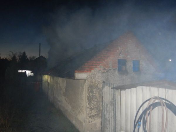 Požiar v Šahách: Pri rodinnom dome horela šopa
