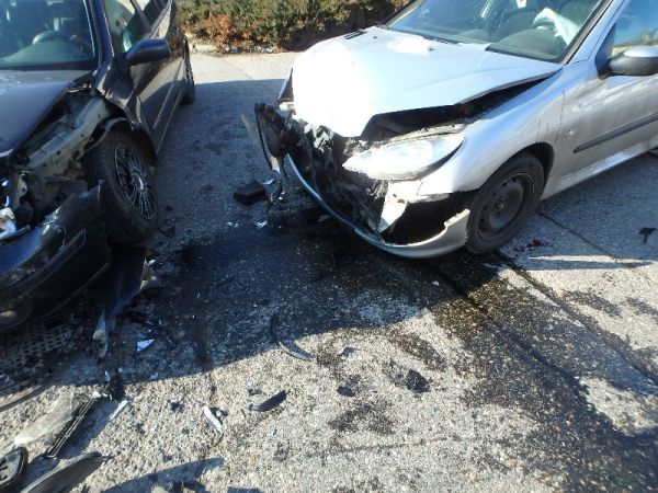 V Želiezovciach sa zrazili dve osobné autá, jedna osoba sa zranila