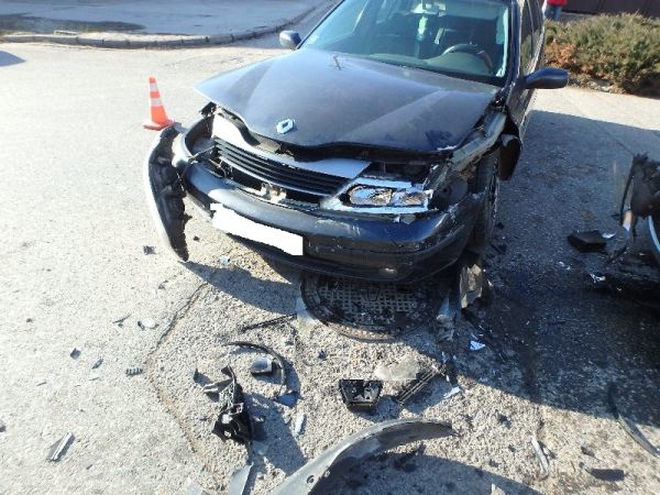 V Želiezovciach sa zrazili dve osobné autá, jedna osoba sa zranila