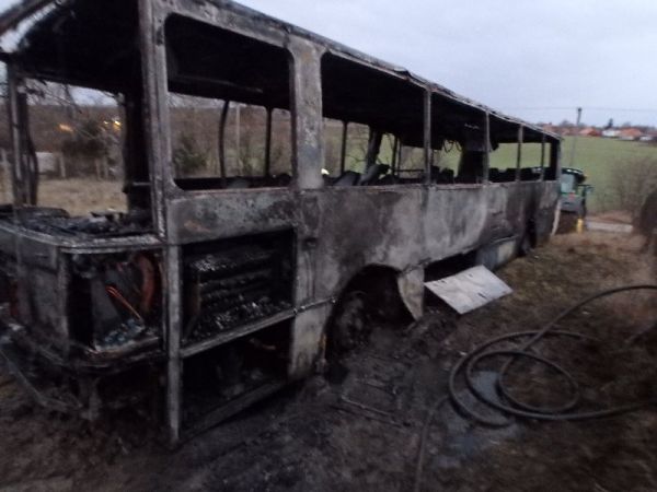 Vo Veľkých Ludinciach zhorel autobus, chytil sa aj vedľa stojaci dom