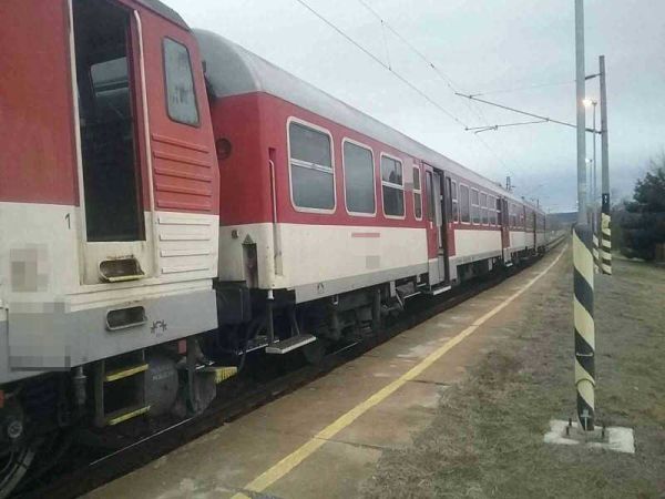 Na trase Levice – Nové Zámky horel rušeň osobného vlaku
