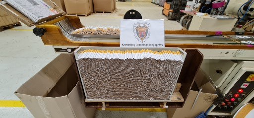V Nitrianskom kraji odhalili pašerákov cigariet, zaistili 16,8 tony hmoty so zápachom po tabaku a 4,4 milióna kusov cigariet