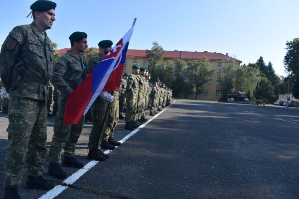 13. Mechanizovaný prápor v Leviciach sa lúčil s profesionálnymi vojakmi