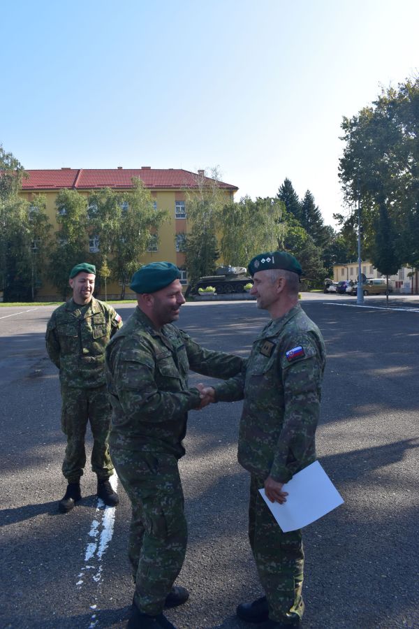 13. Mechanizovaný prápor v Leviciach sa lúčil s profesionálnymi vojakmi