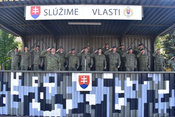 13. Mechanizovaný prápor v Leviciach sa lúčil s profesionálnymi vojakmi