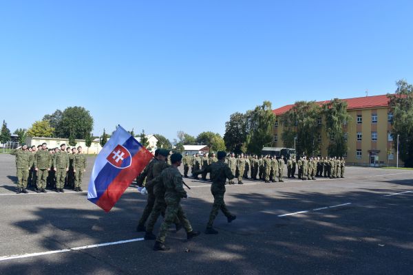 13. Mechanizovaný prápor v Leviciach sa lúčil s profesionálnymi vojakmi