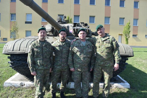 13. Mechanizovaný prápor v Leviciach sa lúčil s profesionálnymi vojakmi