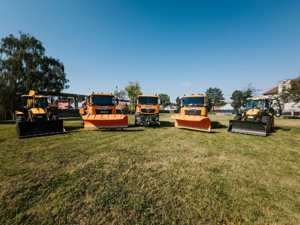 Regionálna správa a údržba ciest Nitra rozšírila svoj vozový park o jedenásť nových strojov, jeden sypač smeruje do Levíc Regionálna správa a údržba ciest Nitra rozšírila svoj vozový park o jedenásť nových strojov, jeden sypač smeruje do Levíc