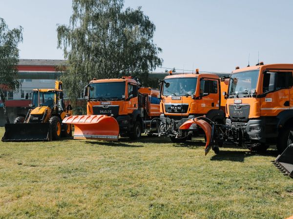 Regionálna správa a údržba ciest Nitra rozšírila svoj vozový park o jedenásť nových strojov, jeden sypač smeruje do Levíc Regionálna správa a údržba ciest Nitra rozšírila svoj vozový park o jedenásť nových strojov, jeden sypač smeruje do Levíc