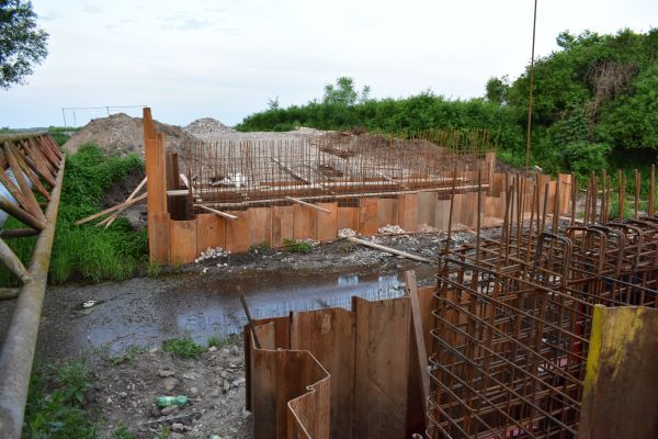 Rekonštrukcia nového mostu v Starom Hrádku napreduje, bude širší a umožní obojsmernú premávku Rekonštrukcia nového mostu v Starom Hrádku napreduje, bude širší a umožní obojsmernú premávku