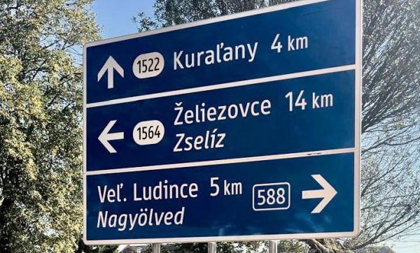 Na križovatke vo Farnej umiestnili prvú dvojjazyčnú smerovú tabuľu, v okrese ich pribudne ďalších 13 Na križovatke vo Farnej umiestnili prvú dvojjazyčnú smerovú tabuľu, v okrese ich pribudne ďalších 13