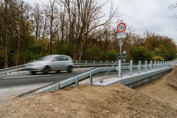 Most za obcou Nová Dedina je po rekonštrukcii, opäť slúži motoristom