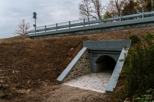 Most za obcou Nová Dedina je po rekonštrukcii, opäť slúži motoristom