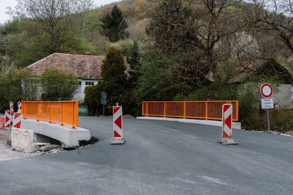 V Uhliskách je sprejazdnený zmodernizovaný most ponad Botkovský potok