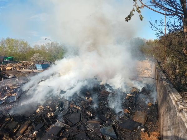 Požiar v areáli zberného dvora v Leviciach, horel zmiešaný odpad