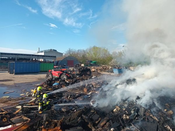 Požiar v areáli zberného dvora v Leviciach, horel zmiešaný odpad