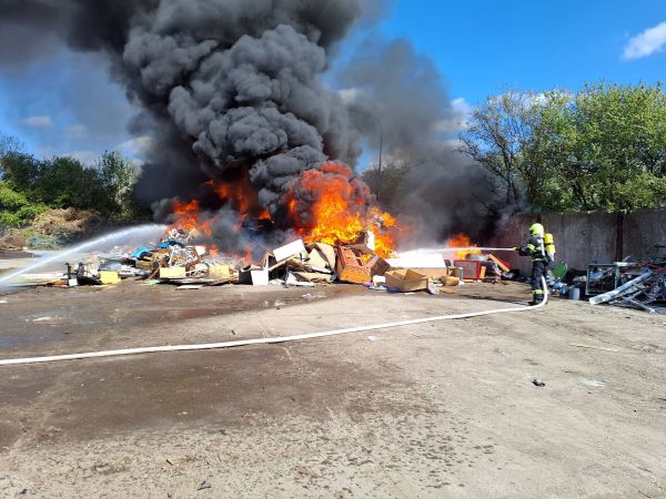 Požiar v areáli zberného dvora v Leviciach, horel zmiešaný odpad