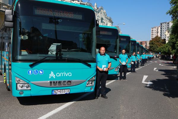 V Leviciach odovzdali vodičom symbolické kľúče od nových autobusov pre cestujúcich v Nitrianskom kraji