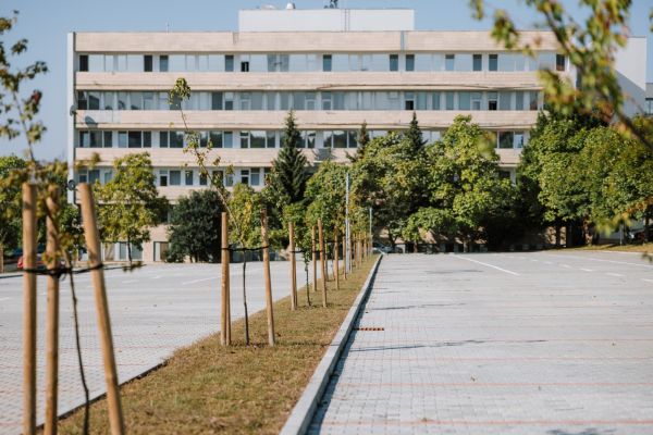 Pri levickej nemocnici odovzdali do užívania nové parkovisko so 160 miestami