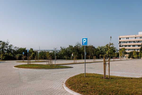 Pri levickej nemocnici odovzdali do užívania nové parkovisko so 160 miestami