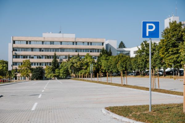 Pri levickej nemocnici odovzdali do užívania nové parkovisko so 160 miestami
