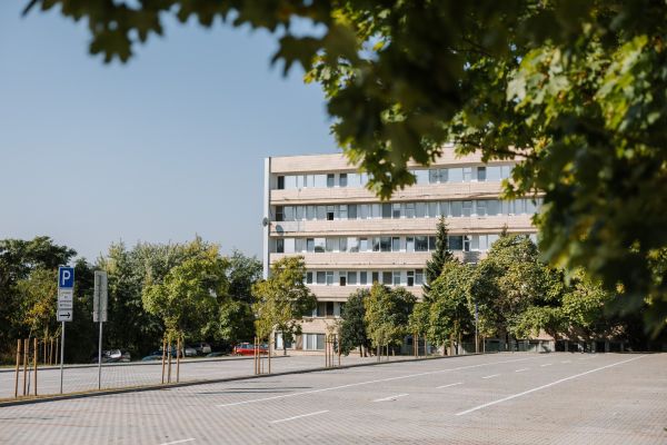 Pri levickej nemocnici odovzdali do užívania nové parkovisko so 160 miestami