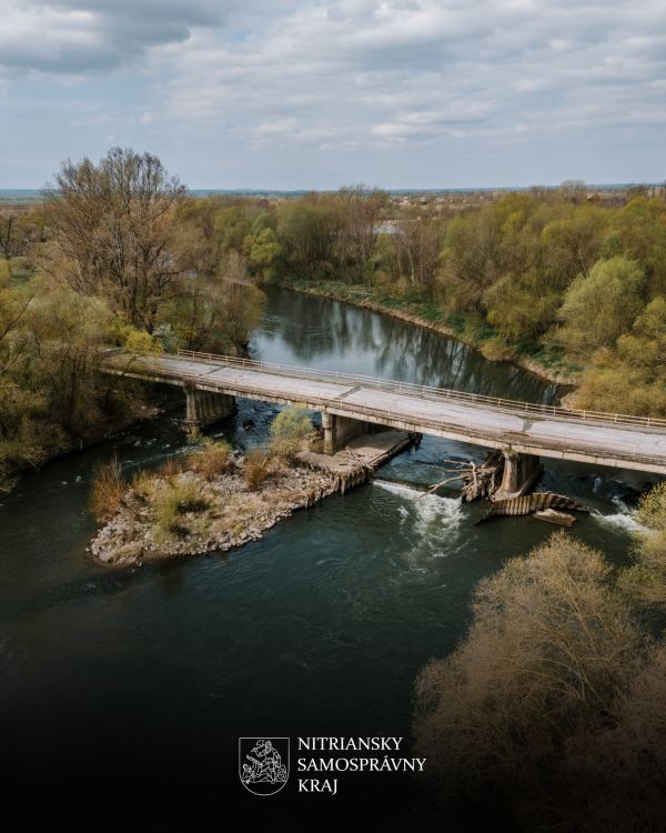 Most nad riekou Hron v Jure nad Hronom zdemolujú, oprava už nie je možná Most nad riekou Hron v Jure nad Hronom zdemolujú, oprava už nie je možná