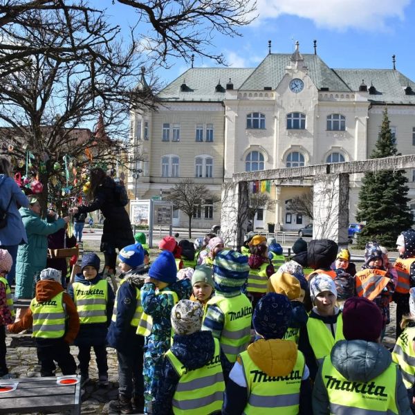 Levické Námestie hrdinov ožilo farbami, stromy deti vyzdobili veľkonočnými ozdobami