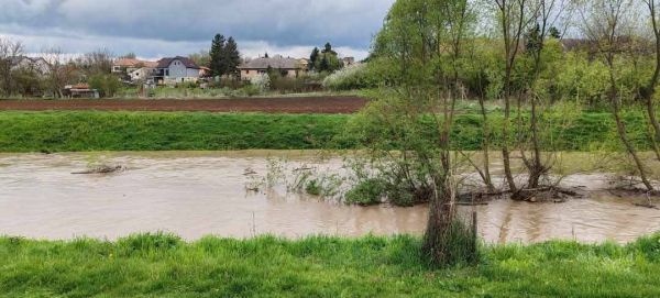 V okrese Levice sa kvôli búrkam dvíhajú hladiny tokov, potok Sikenica niekoľkonásobne stúpol V okrese Levice sa kvôli búrkam dvíhajú hladiny tokov, potok Sikenica niekoľkonásobne stúpol
