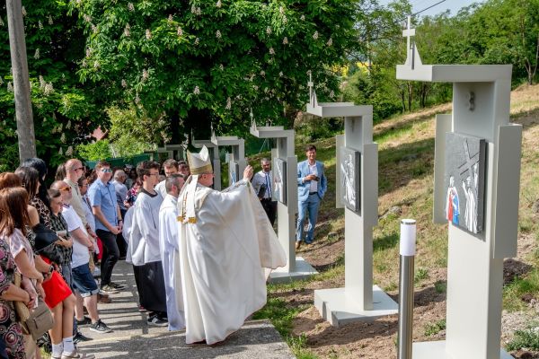 V obci Podlužany posvätili novú krížovú cestu, svätú omšu celebroval biskup František Rábek V obci Podlužany posvätili novú krížovú cestu, svätú omšu celebroval biskup František Rábek