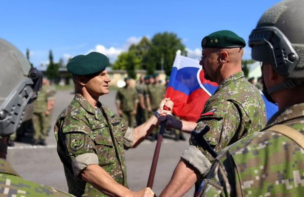 Levický 13. mechanizovaný prápor má nové vedenie, Miroslav Osif odovzdal svoju funkciu Martinovi Doležajovi Levický 13. mechanizovaný prápor má nové vedenie, Miroslav Osif odovzdal svoju funkciu Martinovi Doležajovi