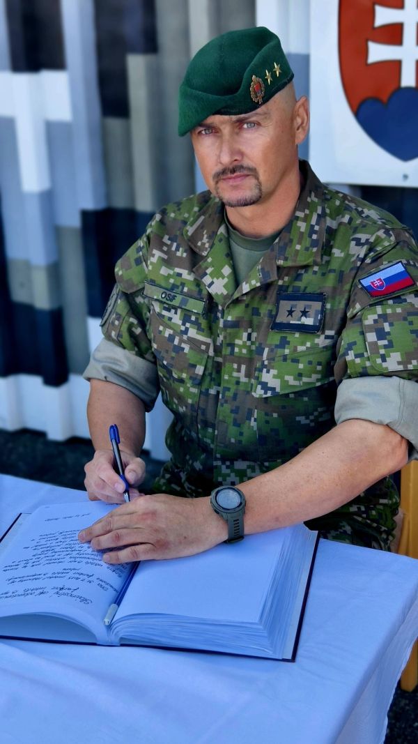 Levický 13. mechanizovaný prápor má nové vedenie, Miroslav Osif odovzdal svoju funkciu Martinovi Doležajovi Levický 13. mechanizovaný prápor má nové vedenie, Miroslav Osif odovzdal svoju funkciu Martinovi Doležajovi