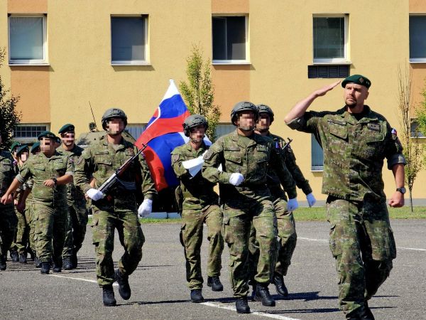 Levický 13. mechanizovaný prápor má nové vedenie, Miroslav Osif odovzdal svoju funkciu Martinovi Doležajovi Levický 13. mechanizovaný prápor má nové vedenie, Miroslav Osif odovzdal svoju funkciu Martinovi Doležajovi