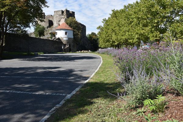 V Leviciach oproti synagóge otvorili vynovené parkovisko s 37 miestami a dvoma miestami pre ZŤP V Leviciach oproti synagóge otvorili vynovené parkovisko s 37 miestami a dvoma miestami pre ZŤP