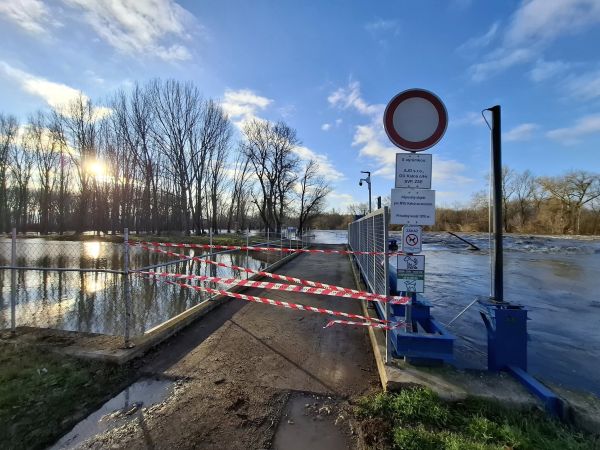Zvýšená hladina rieky Hron zaplavila ostrov oddychu a cyklochodník v Kalnej nad Hronom, voda spôsobila škody