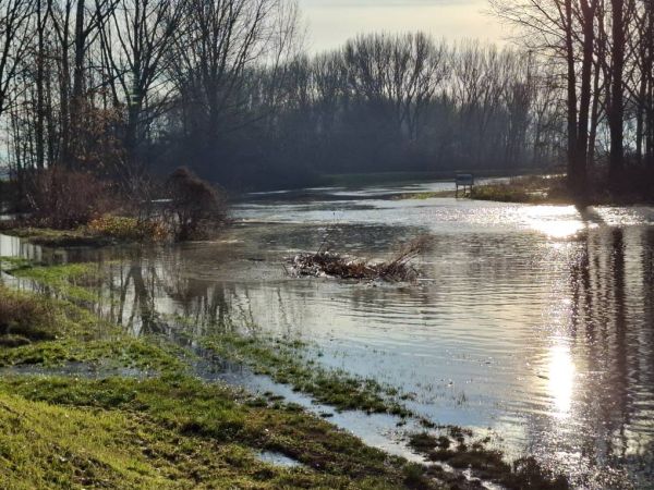 Zvýšená hladina rieky Hron zaplavila ostrov oddychu a cyklochodník v Kalnej nad Hronom, voda spôsobila škody