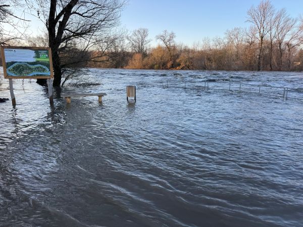 Zvýšená hladina rieky Hron zaplavila ostrov oddychu a cyklochodník v Kalnej nad Hronom, voda spôsobila škody