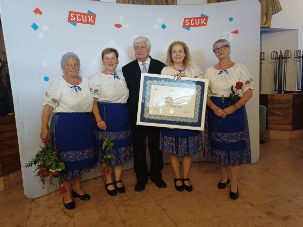 Brhlovské podlievané buchty sú oficiálne zapísané do Reprezentatívneho zoznamu nehmotného kultúrneho dedičstva Slovenska Brhlovské podlievané buchty sú oficiálne zapísané do Reprezentatívneho zoznamu nehmotného kultúrneho dedičstva Slovenska