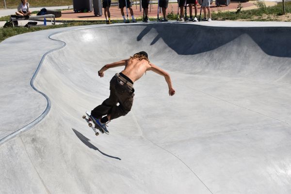 V Parku pohybu v Leviciach pribudol betónový skateparkový bazén nepravidelného tvaru tzv. Bowl