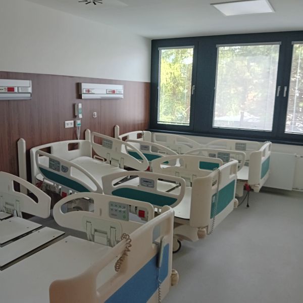 Levická nemocnica napreduje v komplexnej rekonštrukcii budovy lôžkového pavilónu a priestorov diagnostického pavilónu